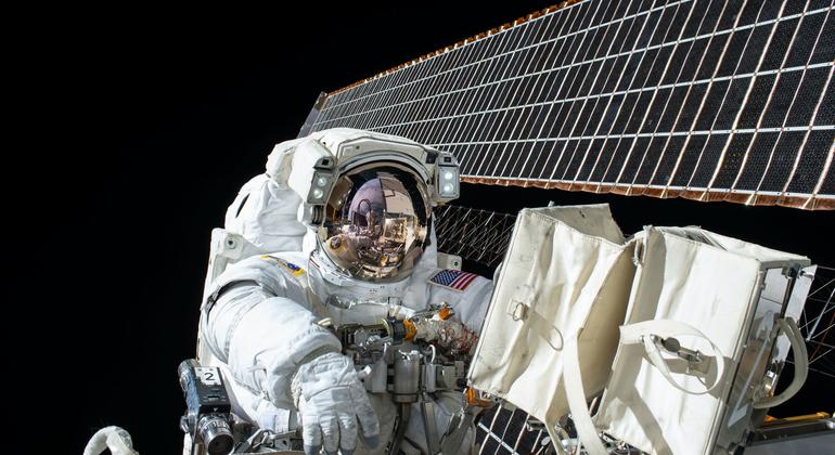 Astronot NASA Scott Kelly bekerja di luar Stasiun Luar Angkasa Internasional pada tahun 2015.